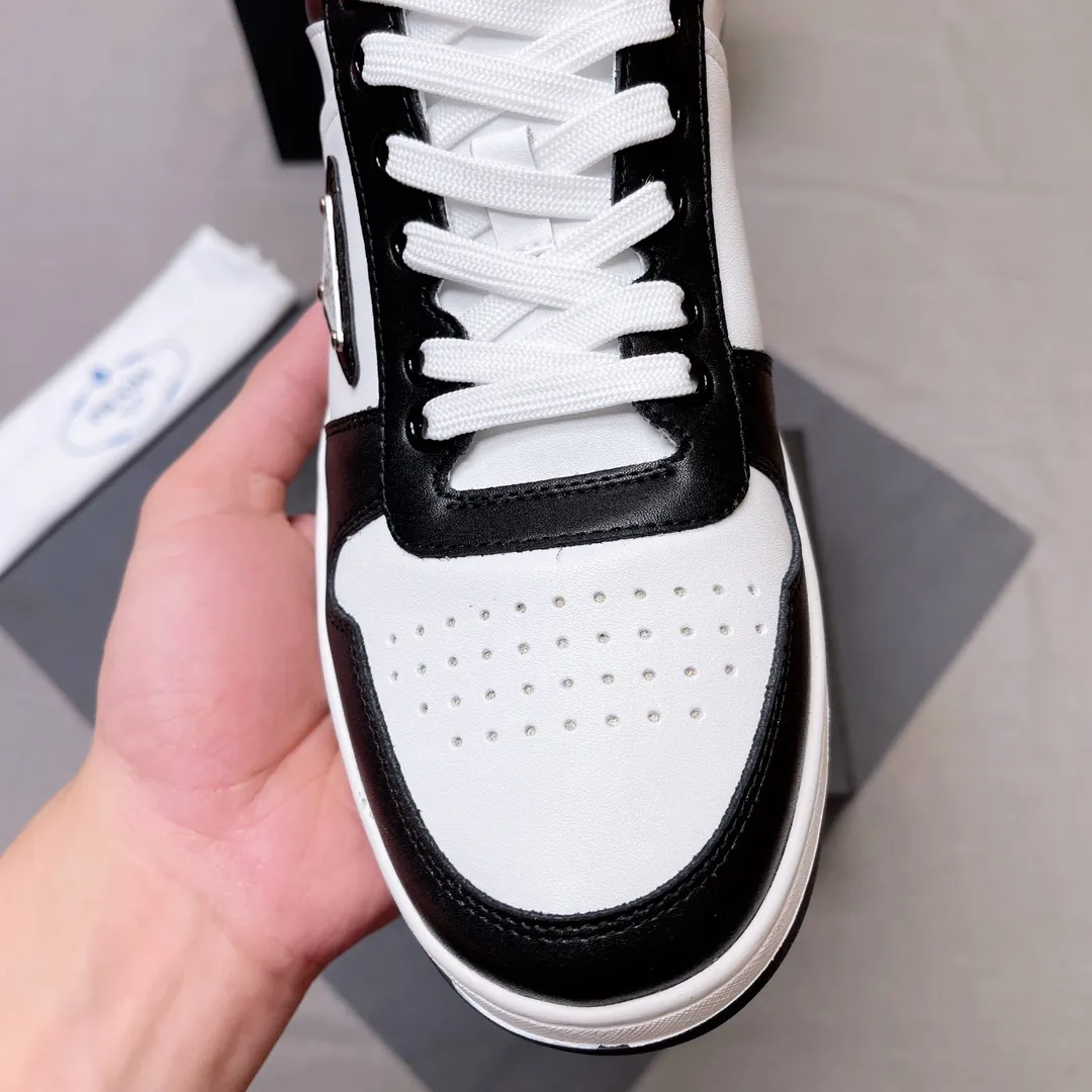 P380 Prada Prada's new men's leather sneakers, the highest version on the market, any comparison is welcome🆚! The original leather has excellent texture and is super high-end! Fetal sheep net lining imported from Italy, removable pad! Luxurious materials and fine workmanship, highly recommended! Code number 38-45 No. 058